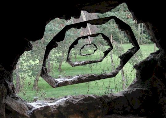 Faille spacio-temporelle dans le parc de Bagatelle. Photo &copy; G.B (2001)